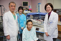 (앞줄 왼쪽부터)전종관 교수와 산모, 소아청소년과 김이경 교수