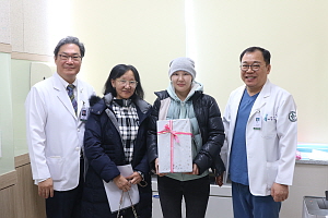 (왼쪽부터) 임학 병원장, 환자보호자, 몽골환자 타미라, 전창완 교수
