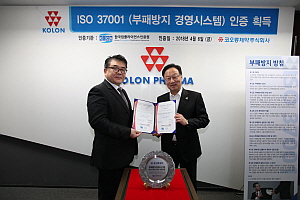 한국컴플라이언스인증원 이원기 원장(왼쪽)과 코오롱제약 이우석대표
