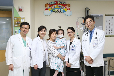 (왼쪽부터) 김영태 교수, 소아청소년과 송미경 교수, 환자보호자, 흉부외과 박샘이나 교수, 소아청소년과 서동인 교수