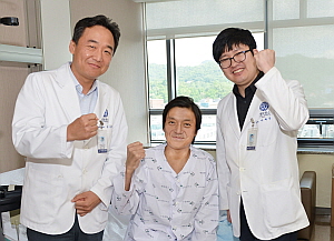 1천번째 간이식 환자(중앙)와 수술을 담당한 김성업 교수(소화기내과, 왼쪽)와 이재근 교수(이식외과)