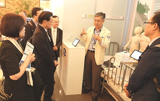 가오슝병원 대표단이 서울성모병원 4층에 마련된 '스마트병원 체험관'에서 조재형 교수(중앙)의 설명을 듣고 있다