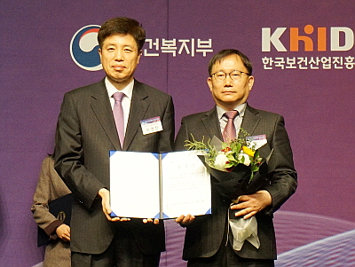 CJ최광도부장(오른쪽)과 한국보건산업진흥원 이영찬 원장