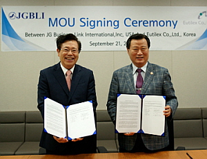 ㈜유틸렉스 권병세 대표(왼쪽)와 이근선 JG그룹 회장