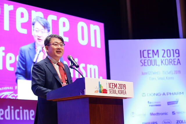 ICEM2019 이강현 조직위원장이 개회식을 선언하고 있다(조직위 제공)