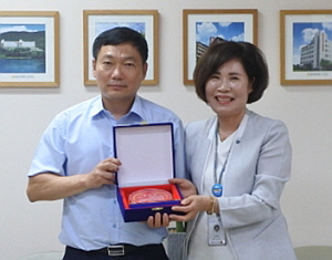 국민건강보험 부산지역본부 박중갑 팀장과 문나겸 사무국장(오른쪽)