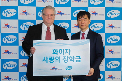 한국화이자 오동욱 대표(오른쪽)과 제프리 존스 이사장