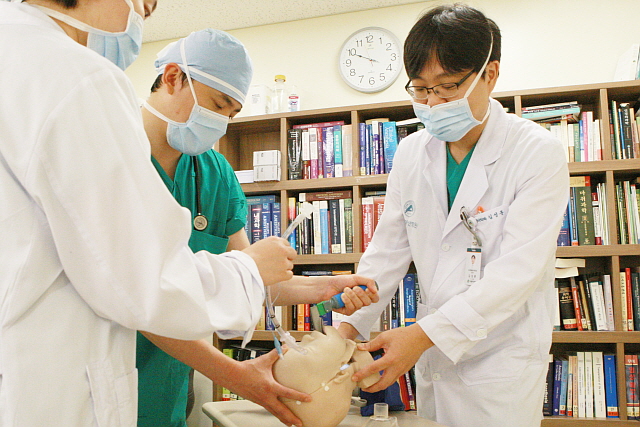 김성훈 교수가 의료진을 대상으로 3D프린터로 제작된 모형으로 기도삽관 교육을 하고 있다(서울아산병원 제공)