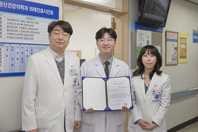 (왼쪽부터)최태영 교수, 우경수 전공의, 원근희 임상강사