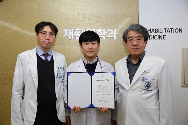 (왼쪽부터) 권동락 교수·김동한 전공의, 해부학교실 문용석 교수