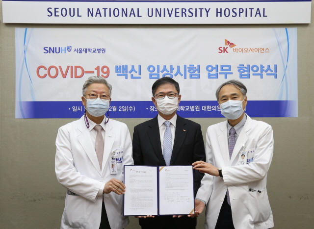 (왼쪽부터)서울대병원 김연수 병원장, 안재용 대표, 오명돈 교수