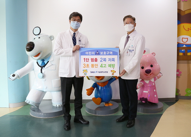 김한석 어린이병원장과 김연수 병원장(오른쪽)