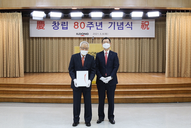 윤원영 일동홀딩스 회장(왼쪽)과 윤웅섭 일동제약 사장