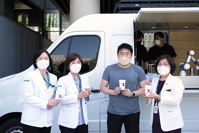 이대목동병원 임수미 병원장(왼쪽에서 두 번째) 라운지랩 황성재 대표(세 번째) 등이 ‘바리스’가 제공한 커피를 들고 있다