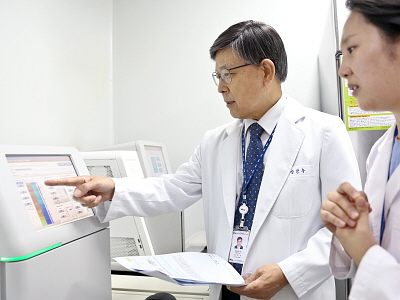 차바이오텍 서울역 유전체센터 강인수 센터장(사진 왼쪽)이 연구원과 함께 착상전 배아 유전 검사 결과를 논의하고 있다