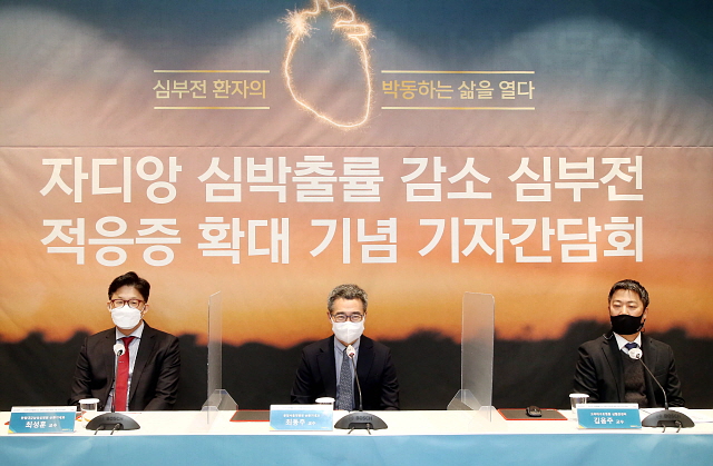 (왼쪽부터) 최성훈 교수, 최동주 교수, 고대구로 김응주 교수