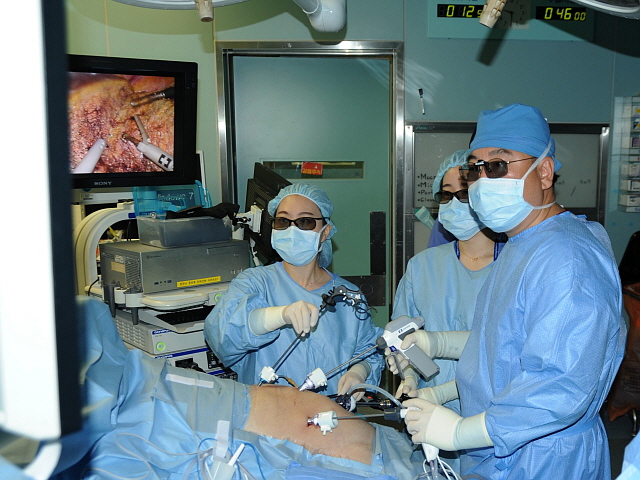 김종만 교수(맨 오른쪽)가 복강경으로 간암 환자의 수술을 집도하는 모습[사진제공 삼성서울병원]