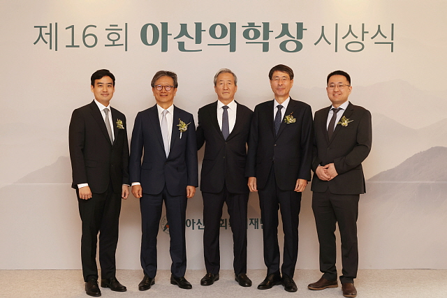 (왼쪽부터) 박세훈 교수, 강윤구 교수, 정몽준 아산재단 이사장, 전장수 교수, 정충원 교수