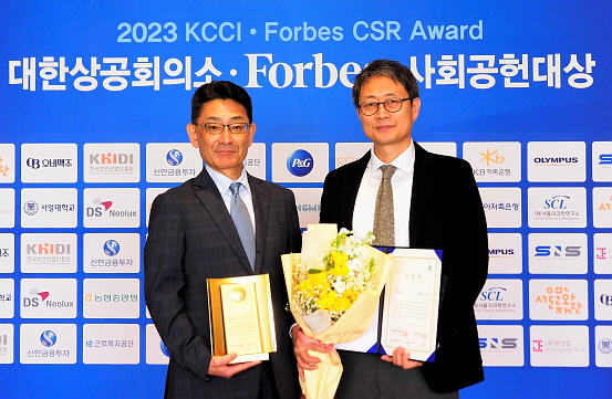 올림푸스한국 오카다 나오키 대표(왼쪽)와 윤영조 코퍼레이트총괄부문장