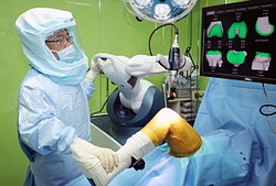 남창현 원장(정형외과 전문의)이 마코로봇 인공관절수술을 집도하고 있다[사진제공 힘찬병원]