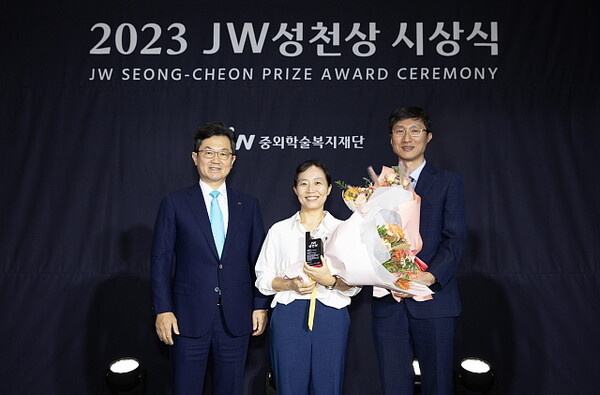 (왼쪽부터) 이경하 W그룹 회장, 수상자 김동연·안미홍씨