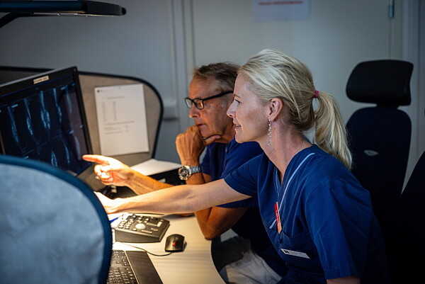 카린 뎀브로워(오른쪽) 박사가 루닛 인사이트 MMG로 유방암을 진단하고 있다(사진제공=루닛)