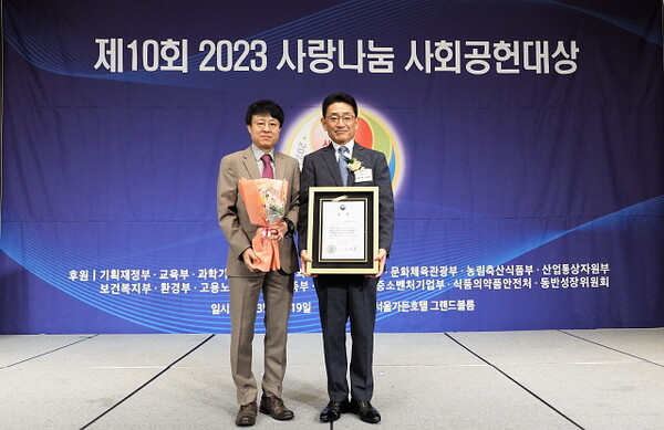 올림푸스한국 오카다 나오키 대표(오른쪽)와 홍승갑 경영지원본부장