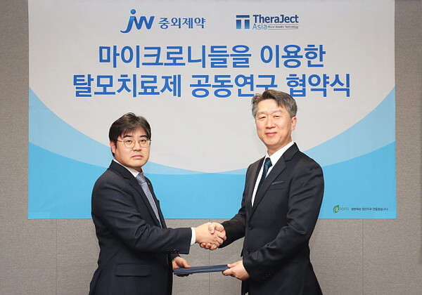 진세호 JW중외제약 제제연구센터장(왼쪽)과 김경동 테라젝아시아 대표이사
