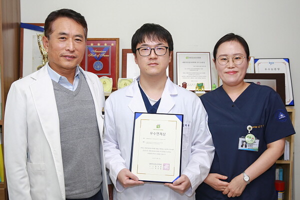 (왼쪽부터) 전창호 교수, 김재훈 전공의, 김경랸 임상병리사