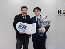 (왼쪽부터) 보건산업진흥원 김동석 본부장, ㈜엘엔로보틱스 최재순 대표이사