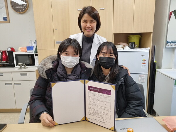 순천향대의대 의학과 4학년 이준서(왼쪽), 김세령 학생