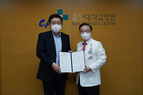 김경남 대표(왼쪽)과 권정택 병원장
