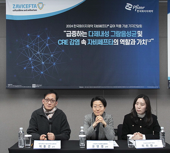 (왼쪽부터) 이동건 교수, 윤영경 교수, 한국화이자제약 의학부 최희연 상무