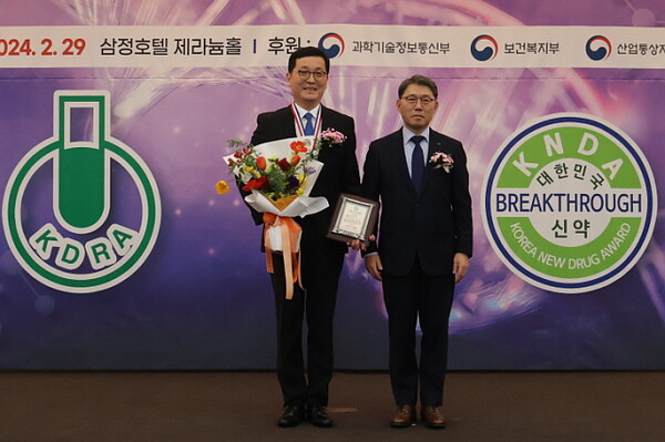 김존 온코닉테라퓨틱스 대표이사(왼쪽)과 신약개발연구조합 홍성한 이사장