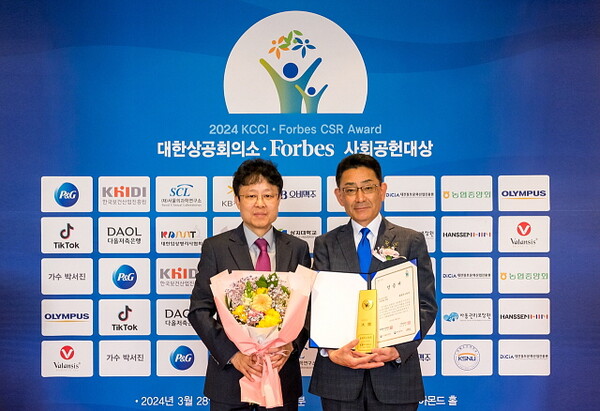 올림푸스한국 오카다 나오키 대표(오른쪽)와 홍승갑 경영지원본부 본부장